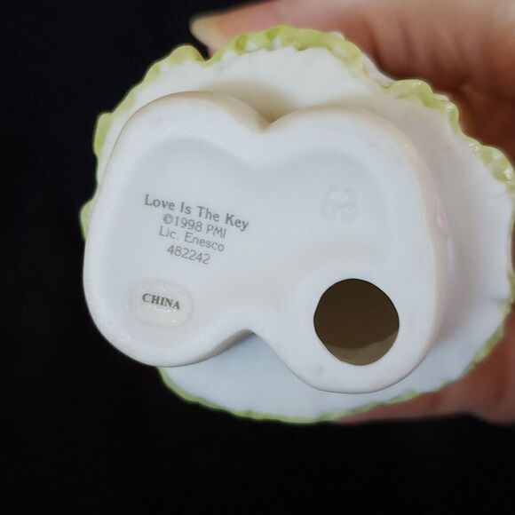 Vintage Avon 1998 Precious Moments “Love is the Key” Porcelain Figurine #482242 - Picture 6 of 6